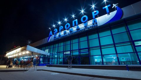 В аэропорту Барнаула шесть человек упали с трапа самолета